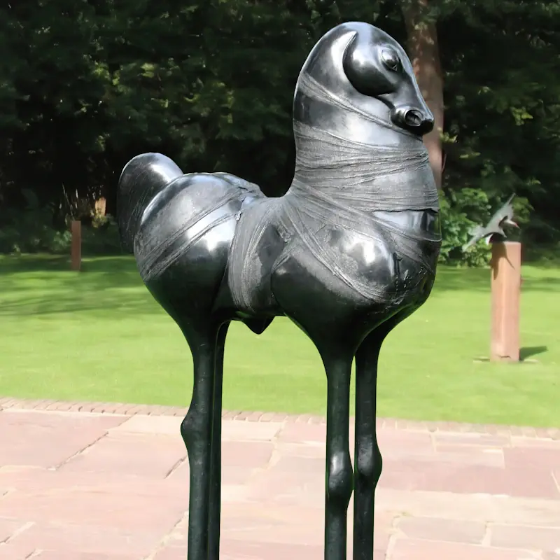 The show must go on von Anton ter Braak | tier Skulptur in Bronze Auflage 3 140 cm hoch, 85 breit
