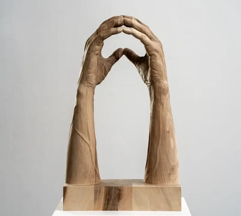 My hands van Boris Paval Conen | figuur beeld in hout unicum 49 cm hoog