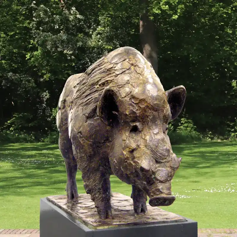Wildschwein I von Coba Koster | tier Skulptur in Bronze Auflage 8 78 cm breit x 47 cm hoch