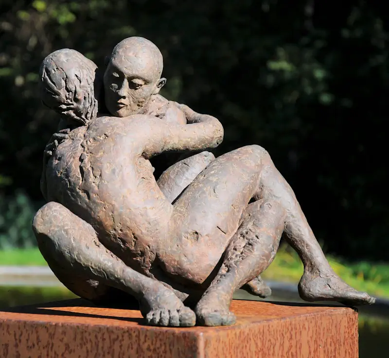 Intimate embrace by Edward Vandaele | figure sculpture in bronze edition of 8 38 cm high