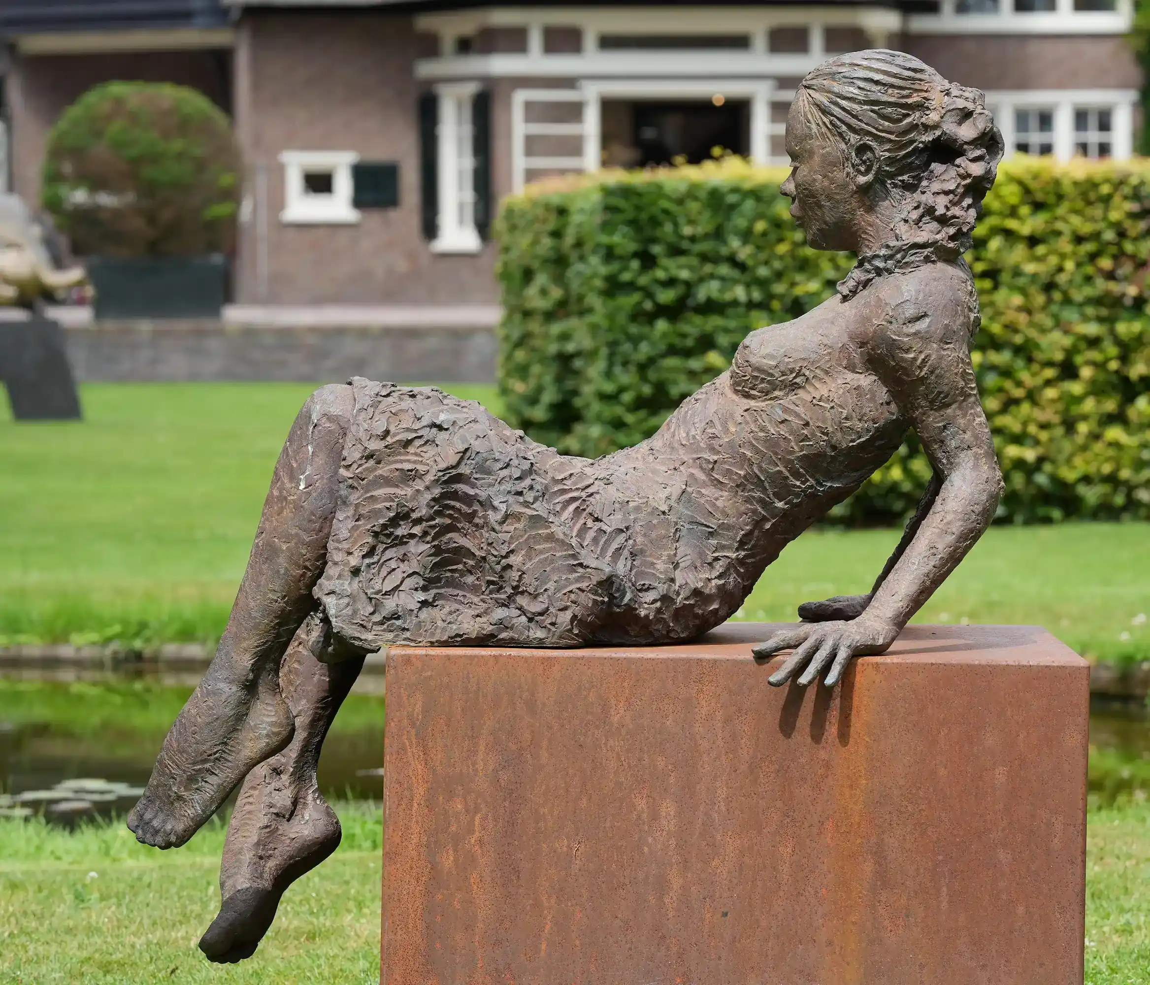 La jeune fille au bain de soleil