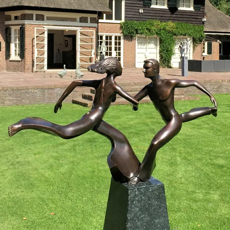 Samengaan van Frans van Straaten | figuur beeld in brons oplage 8 100 cm breed en 75 cm hoog