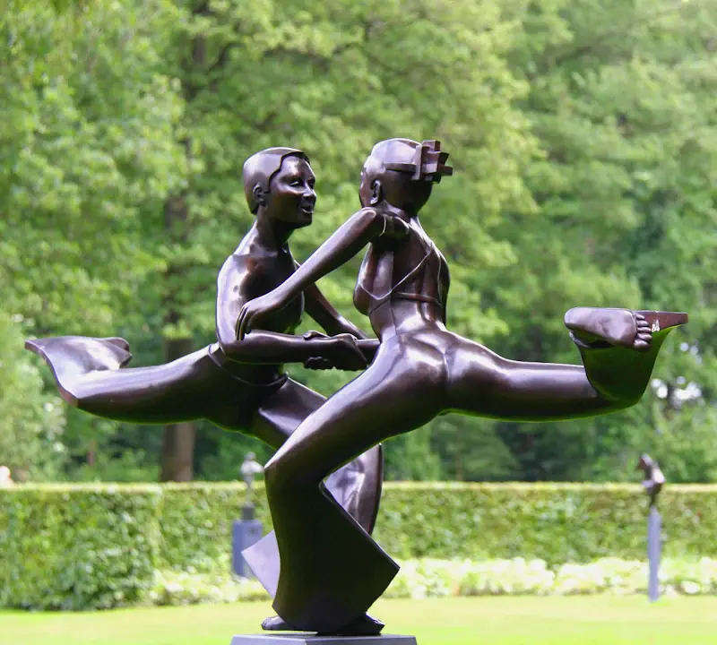 Samengaan van Frans van Straaten | figuur beeld in brons oplage 8 185 cm hoog en 140 cm breed