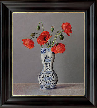 Klaprozen in Delfts blauw van Ingrid Smuling | stilleven schilderij in olieverf op paneel 31 x 37 cm