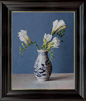 Fresia's in Hutschenreuther vaasje van Ingrid Smuling | stilleven schilderij in olieverf op paneel 29 x 34 cm