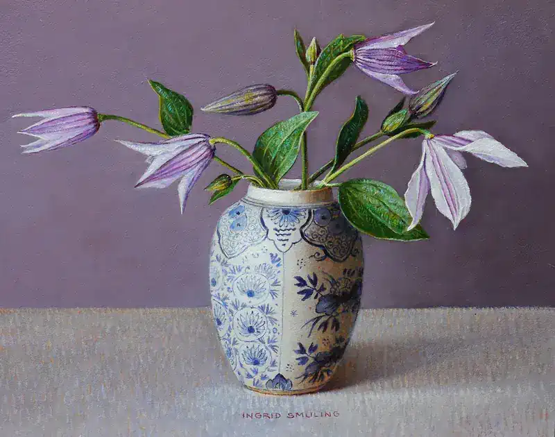 Clematis in Delfter Blau von Ingrid Smuling | stillleben Gemälde in Öl auf Holz 31 x 36 cm