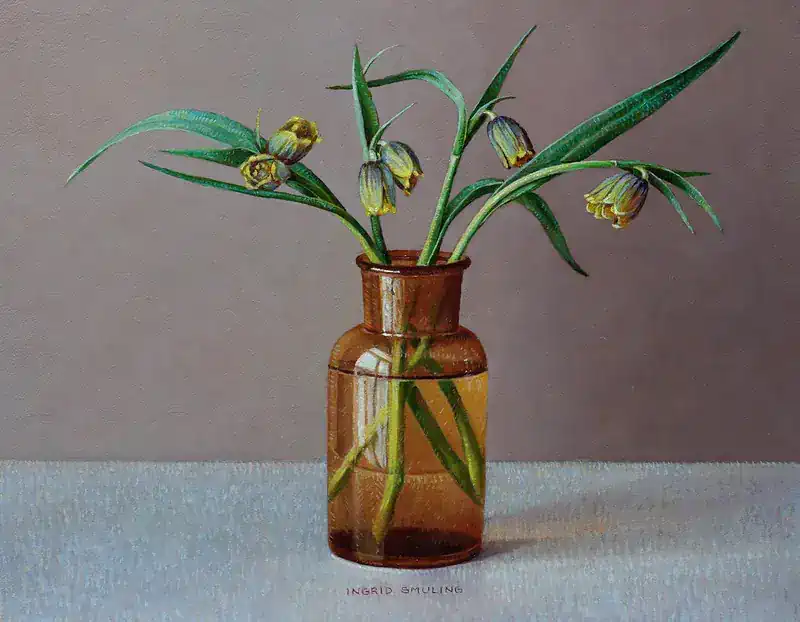 Gelbe Schachbrettblumen in Braunglas von Ingrid Smuling | stillleben Gemälde in Öl auf Holz 31 x 37 cm