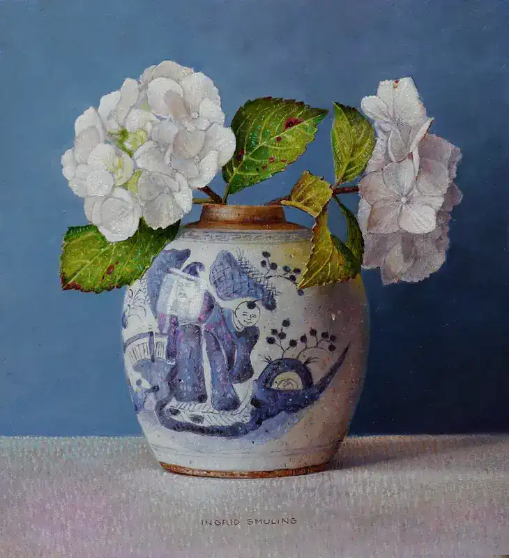 Weiße Hortensie im chinesischen Topf von Ingrid Smuling | stillleben Gemälde in Öl auf Holz 33 x 35 cm