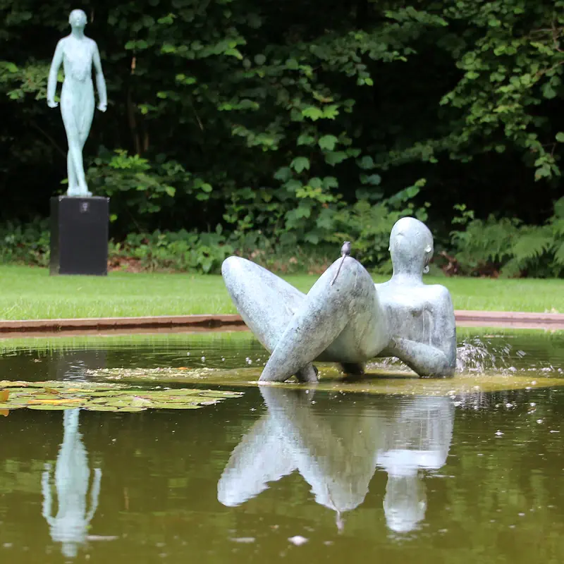 Mädchen mit Kamm von Jan de Graaf | figur Skulptur in Bronze Auflage 5 75 cm breit 41 cm hg
