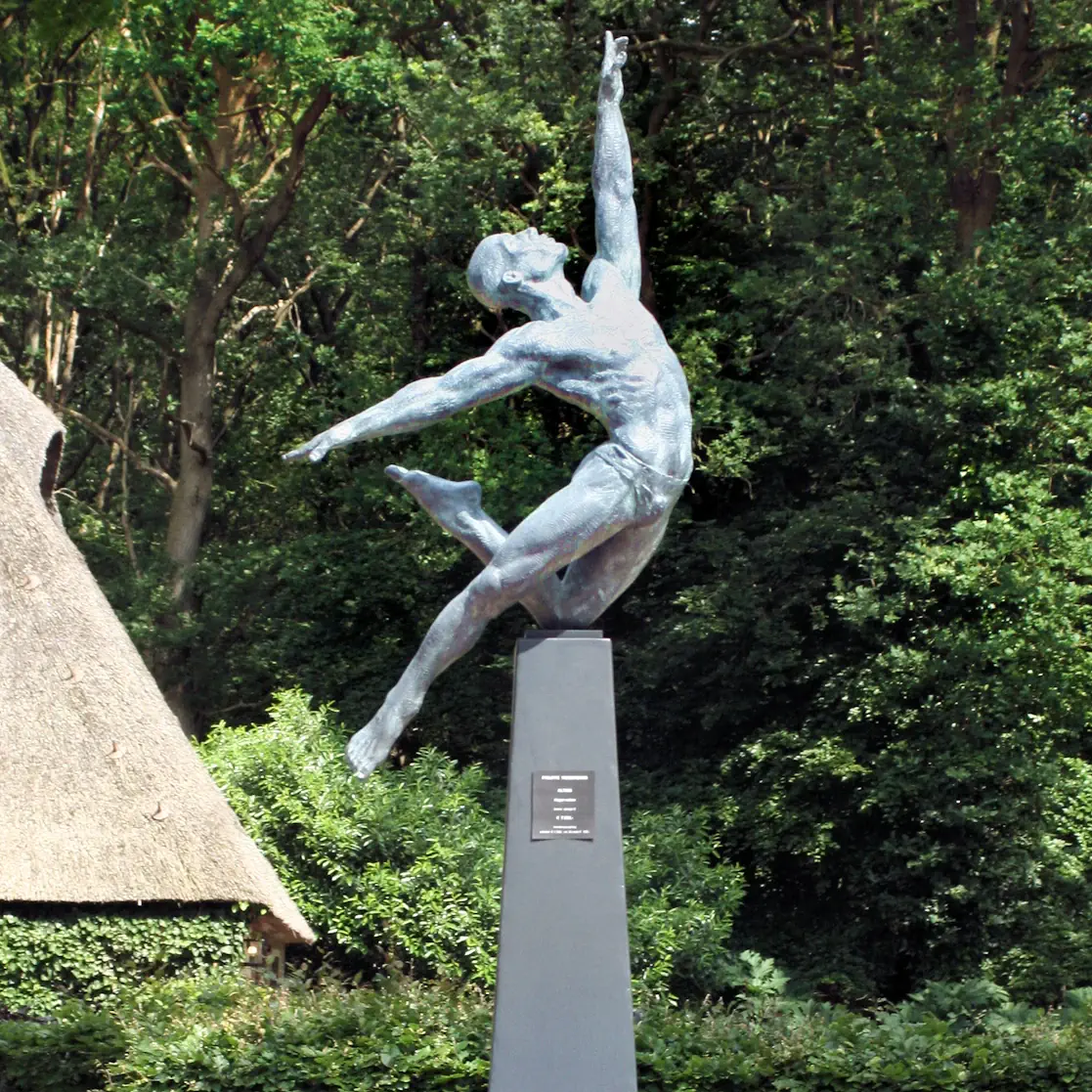 Altius van Philippe Timmermans | figuur beeld in brons oplage 8 190 cm hoog
